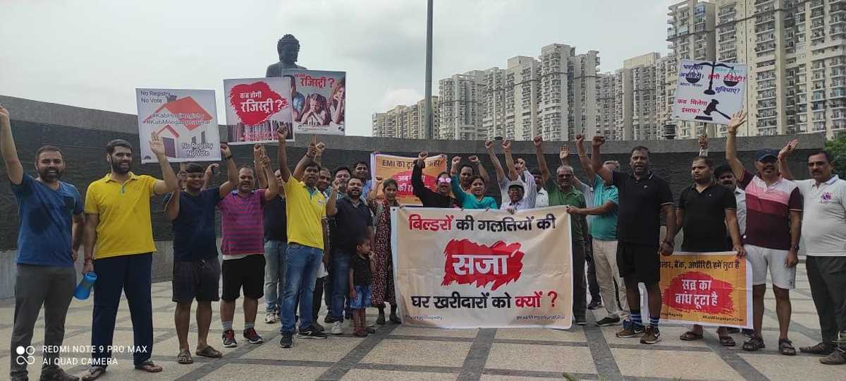 घर खरीदारों ने एक मूर्ति पर एकत्रित होकर किया प्रदर्शन